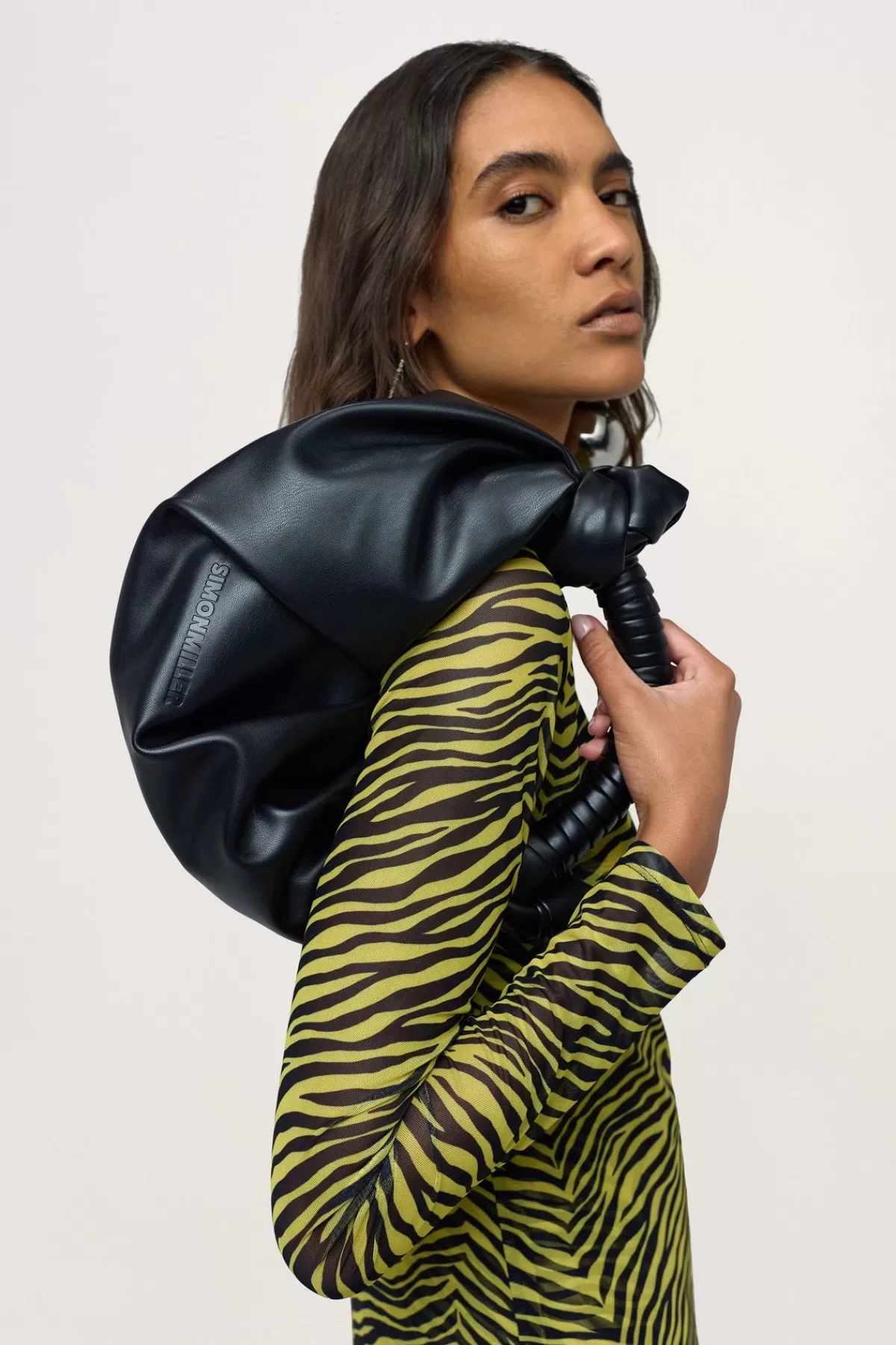 Bags<SIMONMILLER Lopsy Bag in black